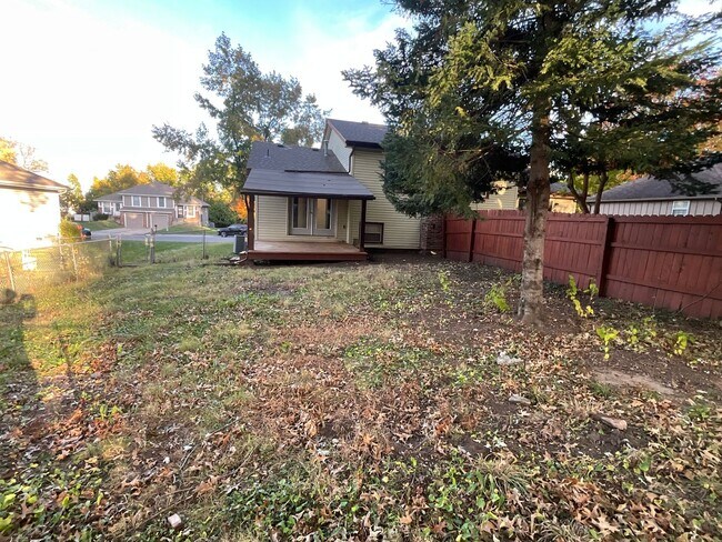 Building Photo - Renovated 2 bedroom duplex ready for move-in!