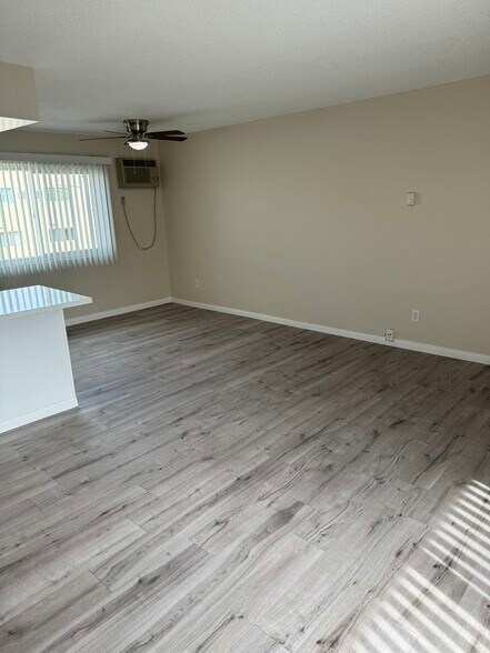 Laminate flooring - 10729 New Haven St