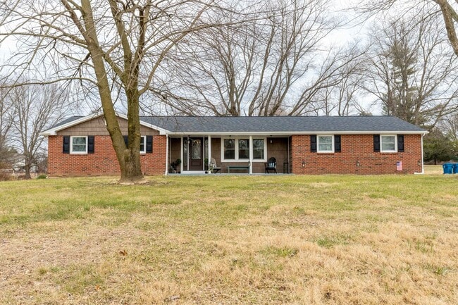 Building Photo - Renovated 3 Bedroom 2 Bathroom Rancher