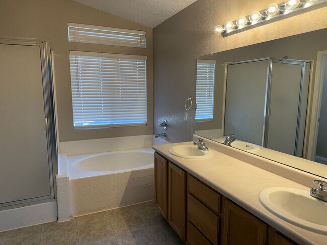 Building Photo - Great Area, 3 Bedroom, 2 Bath with major kitchen appliances.