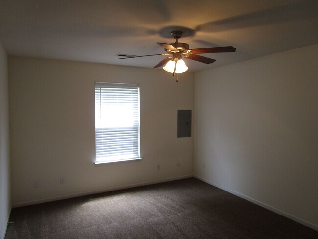 Building Photo - 5004-5006-5006 Betty Jean Way