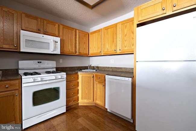 Building Photo - 211 Woodhollow Dr