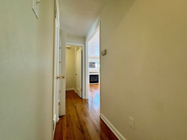 Building Photo - Beautiful 2 bedroom, 1.5 bathrooms plus an office!! Available NOW!