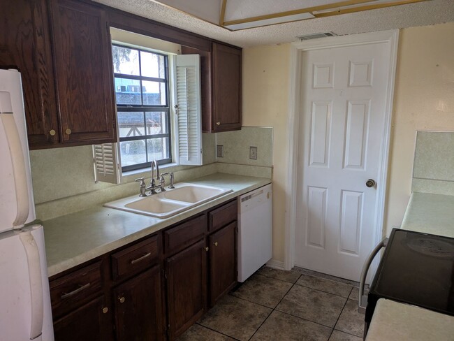 Building Photo - Charming 3/2 Condo In +55 Community Leesburg