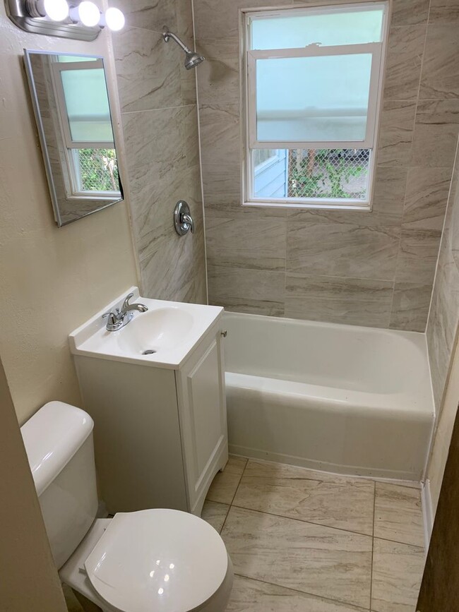 Building Photo - 3BR SINGLE FAMILY HOME WITH FULL BASEMENT,...