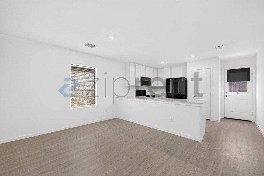 Building Photo - Unit
