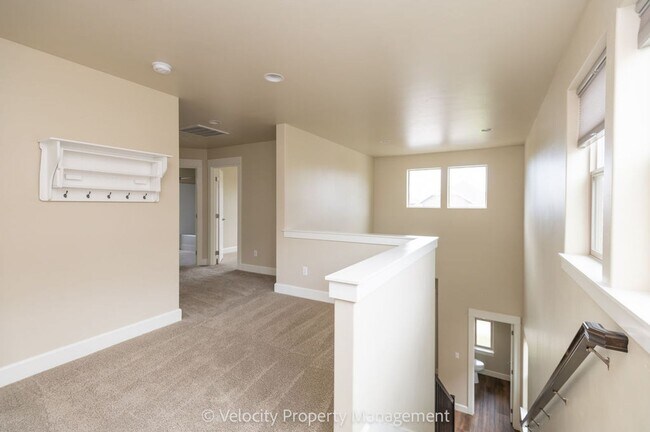 Building Photo - Beautiful NE Bend Home with Community Pool...