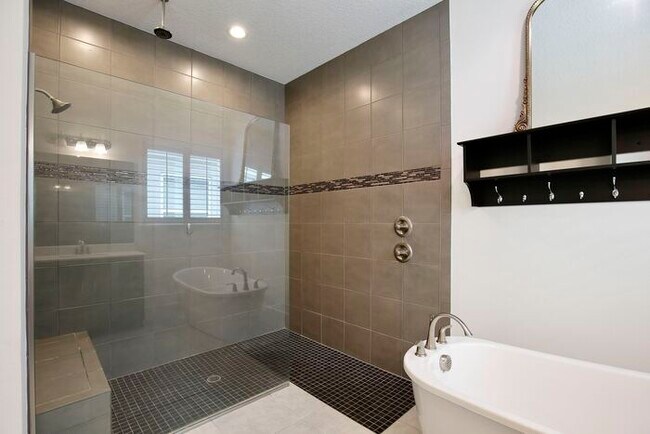 Building Photo - Elegant 5-Bedroom Pool Home for Rent in Sa...