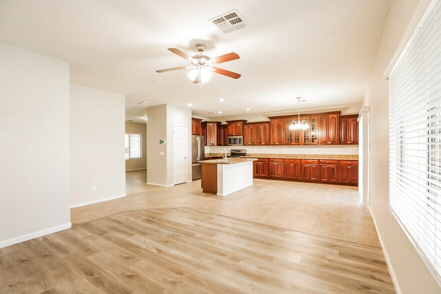 Building Photo - 7620 S 70th Ln