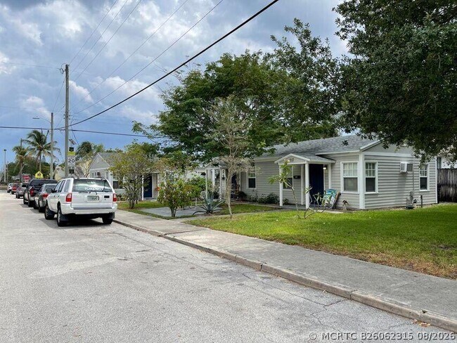 Building Photo - 715 8th Ave N
