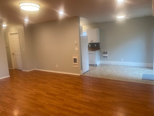 Building Photo - 749 NE 20th Pl