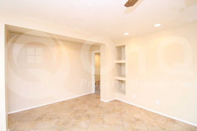 Building Photo - 5216 E Florian Ave
