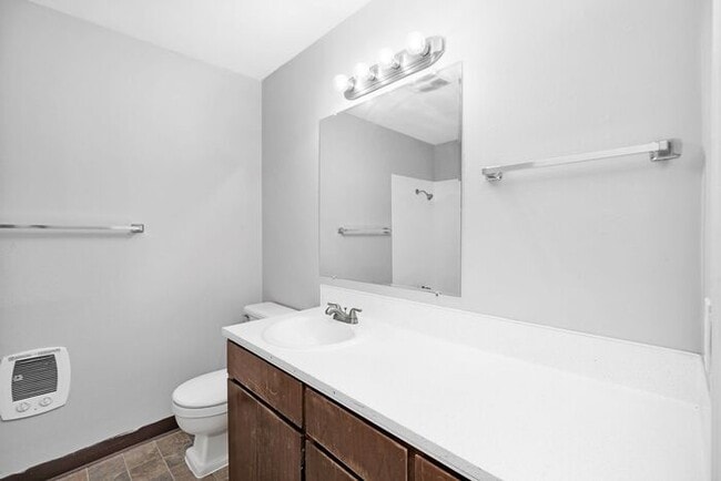 Building Photo - 3 Bedroom 1.5 Bathroom Apartment Home, Washer Dryer in Unit!