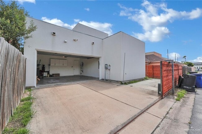 Building Photo - 18 Redbud Ave W