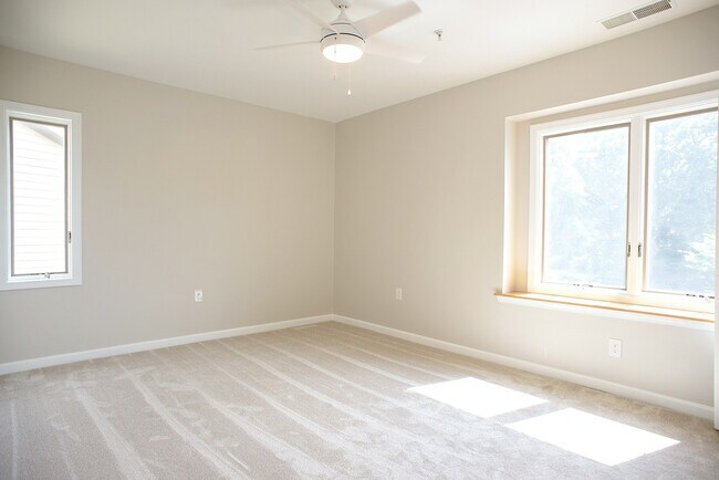 Building Photo - Townhome in the desired Chesapeake Harbour!!!