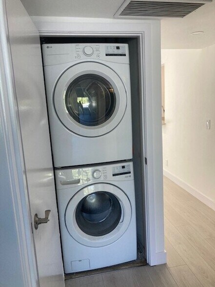 Building Photo - 4653 Coldwater Canyon Ave