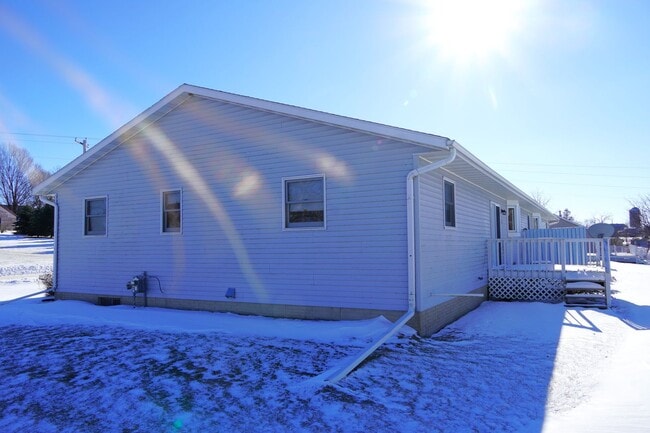 Building Photo - 2 Bedroom, 2 Bath Home