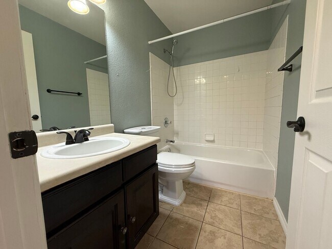 Building Photo - Beautiful 3 Bed / 3 Bath Home in Desirable D49!