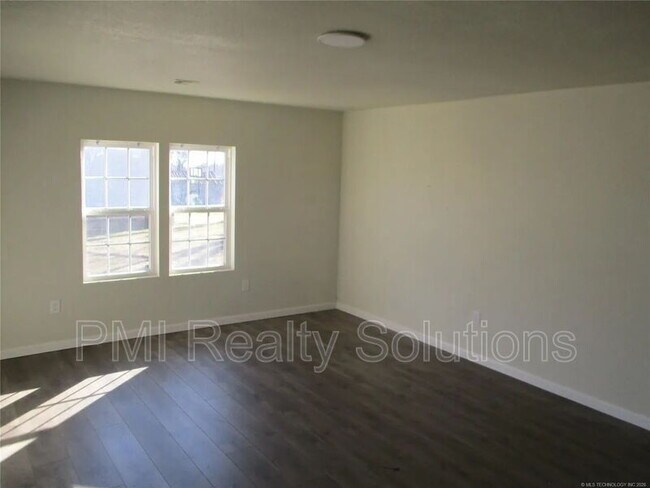 Building Photo - 913 N Creek Ave