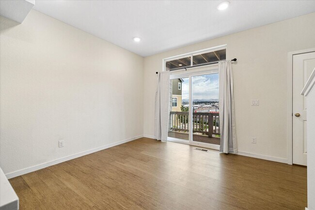 Building Photo - Beautiful, updated 3 bedroom townhome!