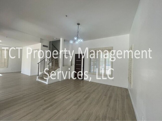 Building Photo - Stunning 4 Bedroom with Desert View!