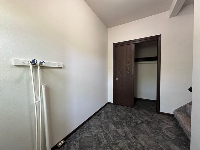 Building Photo - 822 3rd St