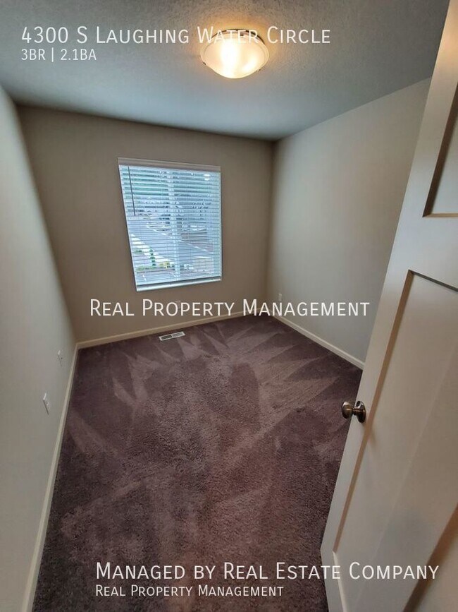 Building Photo - Modern Ridgefield Townhome with Two Car Ga...