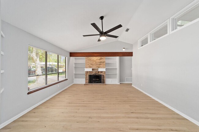 Building Photo - Beautifully Renovated 3 Bed 2 Bath Home in...