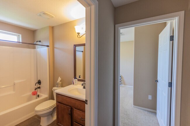 Building Photo - Spacious 4 Bedroom Home