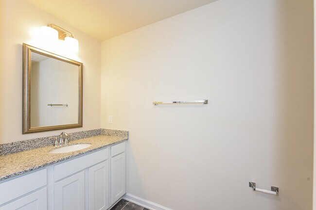 Building Photo - 320 High Grv Wy