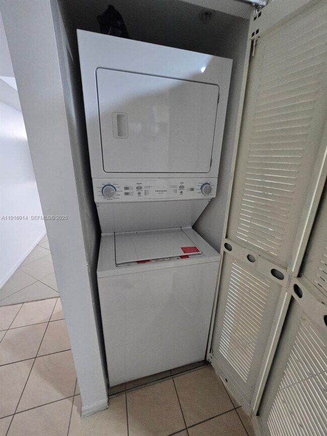 Building Photo - 102 SW 6th Ave