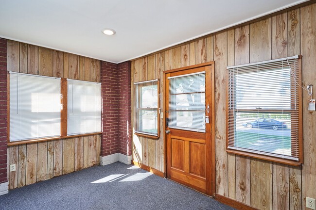 Building Photo - Renovated 3 bedroom 2 Bath home in Goodyea...