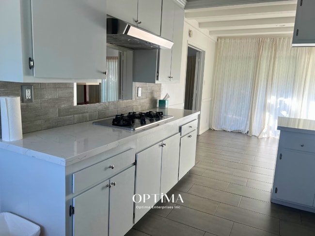 Building Photo - Beautiful Single-Family Home with Modern C...