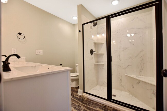 Building Photo - Pet Friendly Four Bedroom!