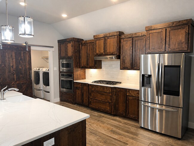 Building Photo - AVAILABLE FOR MOVE-IN WITH A 2-WEEK NOTICE