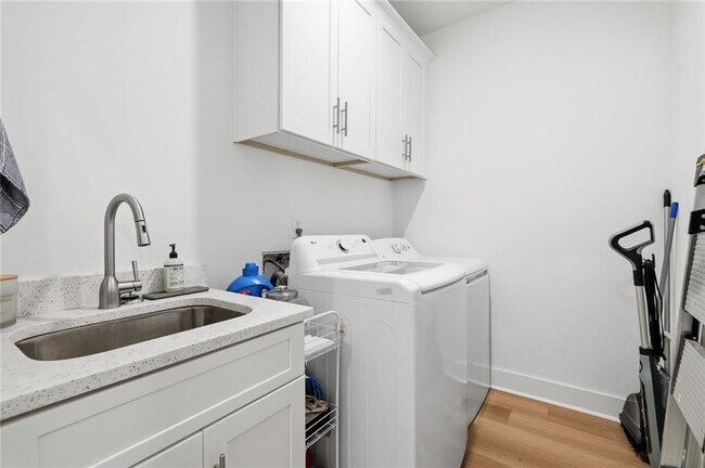 Building Photo - 2049 Chestnut Oak Trl