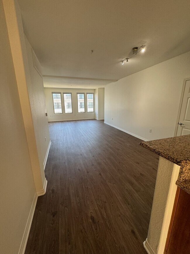 Building Photo - Amazing Downtown Unit Available For Rent!!!