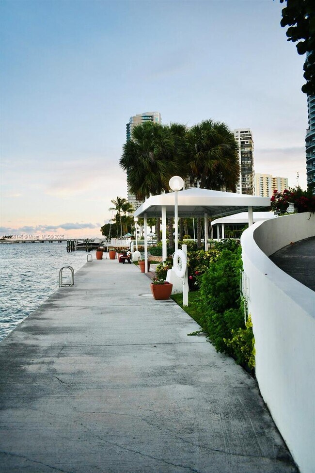 Building Photo - 1901 Brickell Ave