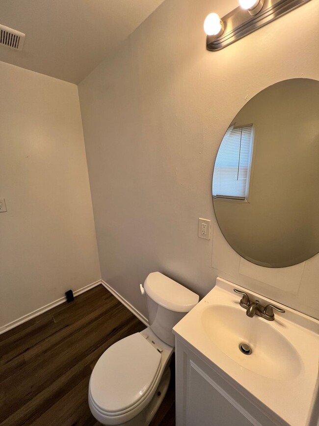 Building Photo - Spacious 3 Bedroom Home with Attached & Detached Garages