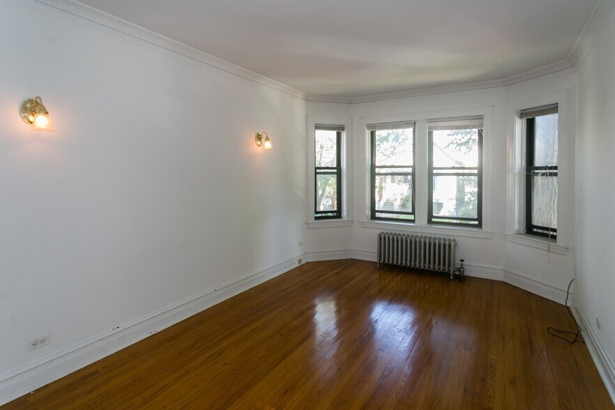 Building Photo - 1913 W Larchmont Ave