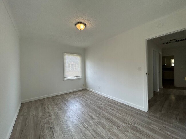 Building Photo - 150 Mono Ave