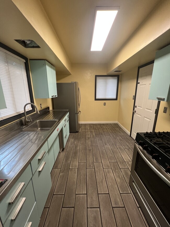 Building Photo - 2217 Madera Rd