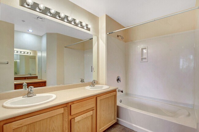Building Photo - Beautiful top floor condo!