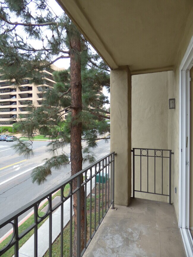 Building Photo - Spacious 2 Bedroom 2 Bath Condo in Bankers...