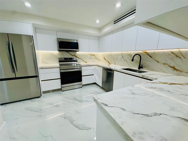 Building Photo - 3500 Mystic Pointe Dr