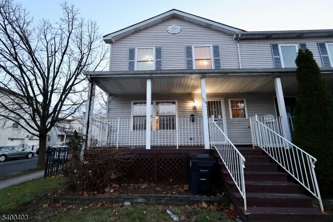 Primary Photo - 124 Dickerson St