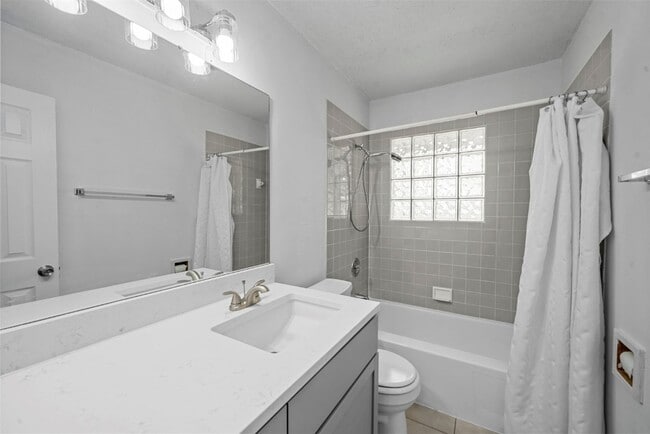 Building Photo - 1121 Dauphine Ln
