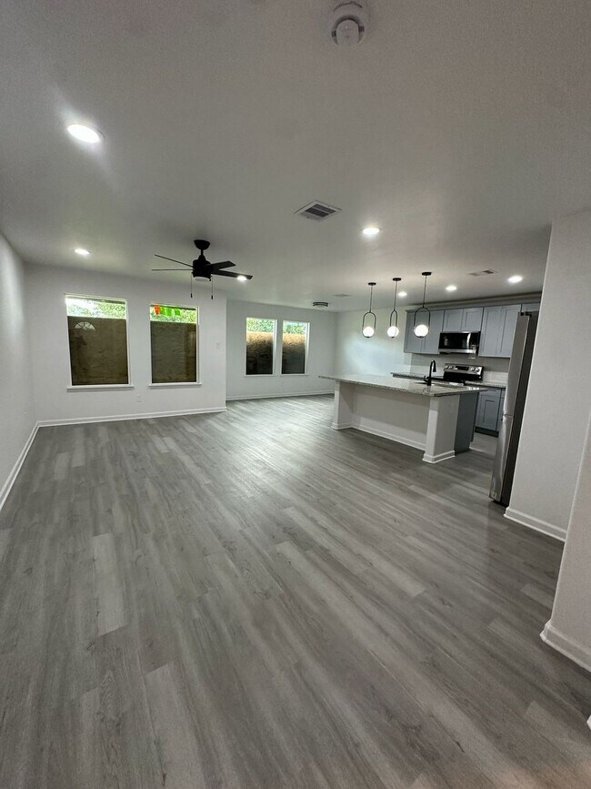 Building Photo - 15565 Kurt Dr