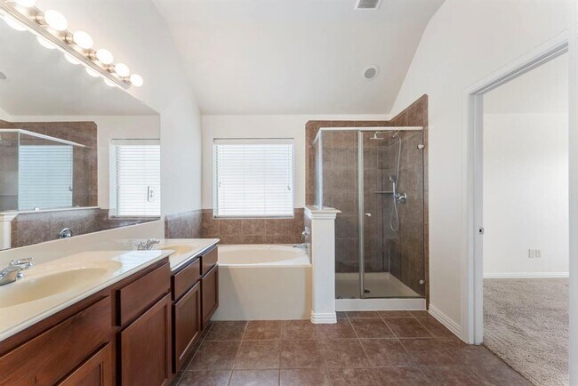 Building Photo - 28519 Lockeridge View Dr