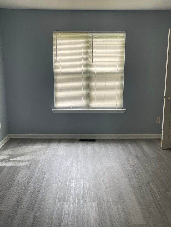 Building Photo - Freshly painted 2-bedroom, 2.5-bath townhome!!